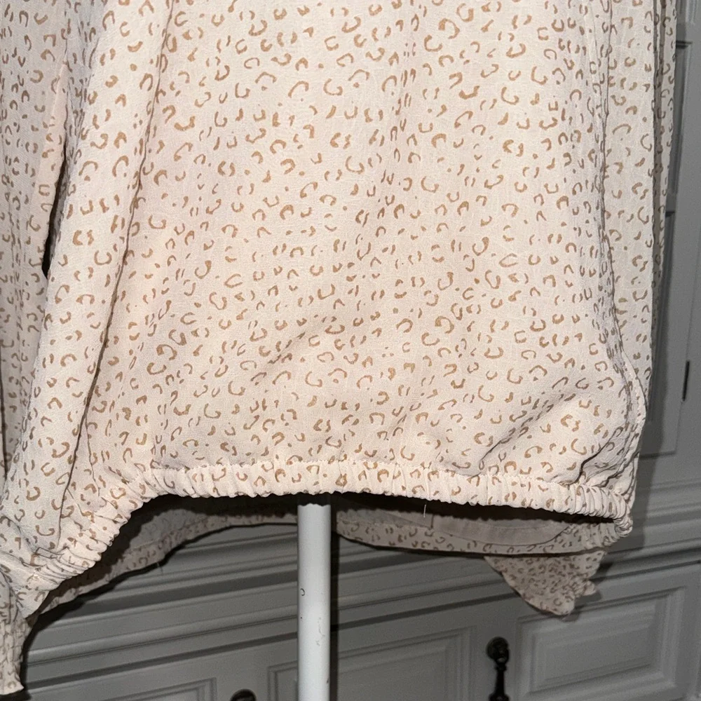 Entro Women's Cream Patterned V-Neck Blouse Size Large - Picture 3 of 12